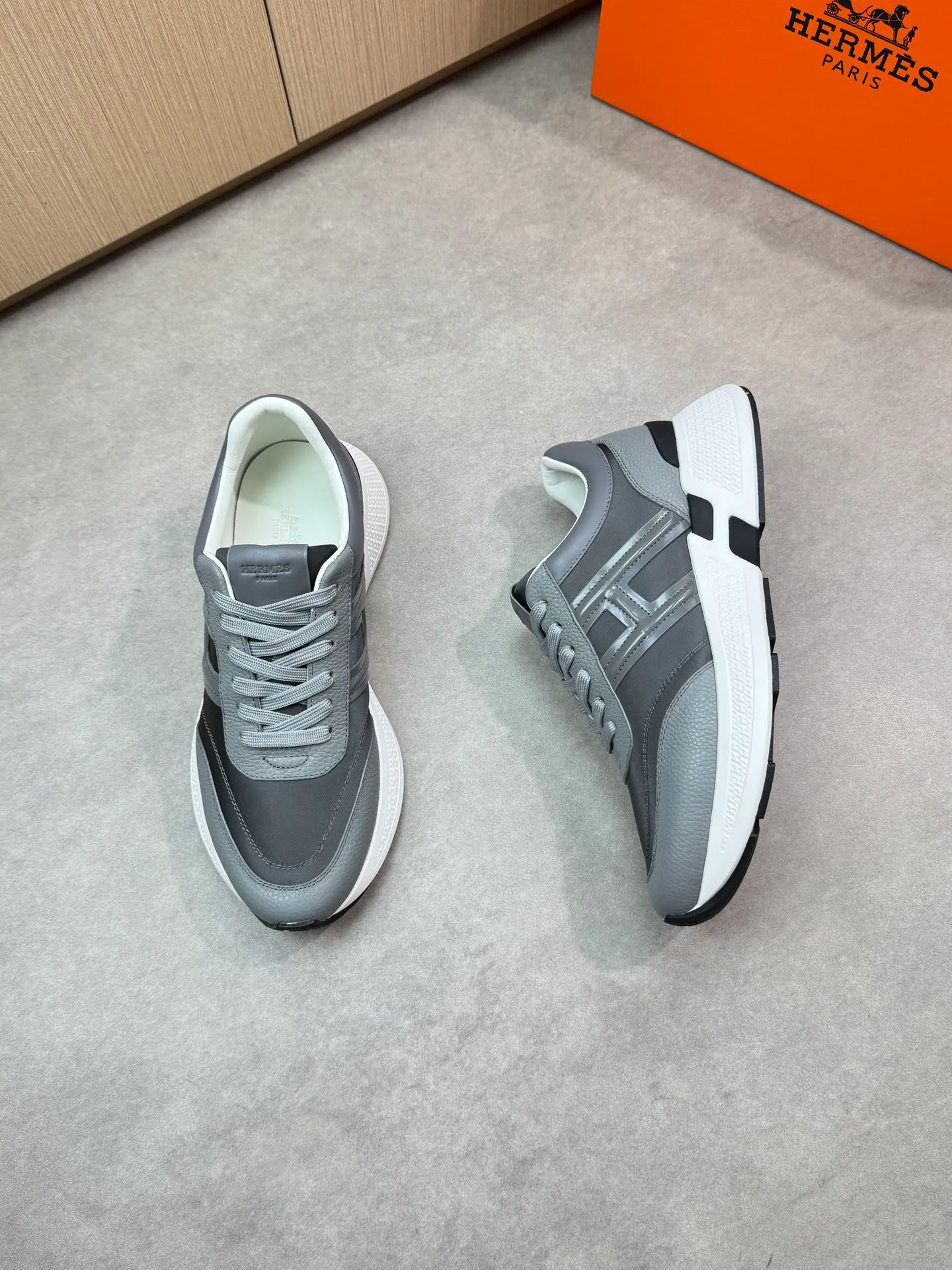 [HERMES] Hermès men's shoes 💰520💰 - high-end quality original items 🔍🔍🔍 casual sports shoes - upper: 🔝 pebbled calfskin, brand high mercerized canvas, body sewn with brand ´H´ totem, tongue brand logo cloth label - lining: water-dyed cowhide -Outsole: Ultra-light T men's shoes 💰U foam·rubber; two-color molded outsole -Ultra-high quality control·Fine workmanship: highlighted (high-end·luxury·grade) -Size: 39-44 (38, 45, can be customized)
